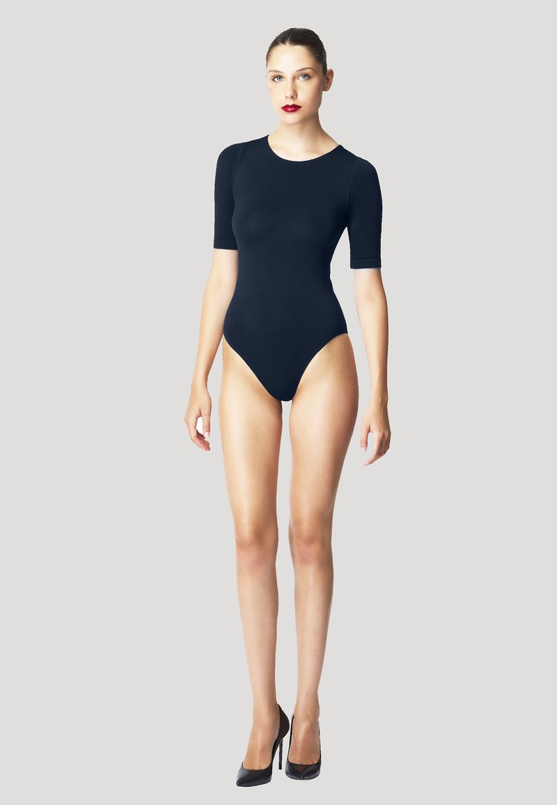 Svart bodysuit med korta ärmar och rundad halsringning, figurnära design, bärs med svarta klackar, slät textur, minimal detaljering.