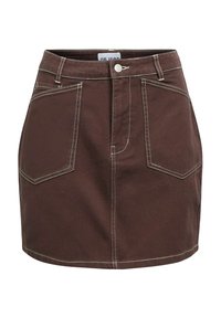 Brun denimminikjol med vit söm, femfickorsdesign och knappstängning fram. Har rak skärning och midjeband.