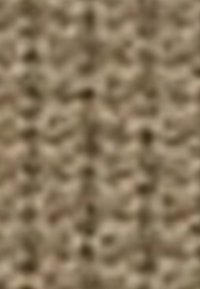 Vue floue en gros plan d'une surface texturée avec des motifs irréguliers dans diverses nuances de brun.