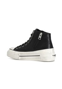 Schwarze Leder-Hochschnitt-Sneaker mit einem silbernen Reißverschluss, weißer Gummisohle und strukturierten Akzenten. Verfügt über Metallösen und einen seitlichen Reißverschluss.