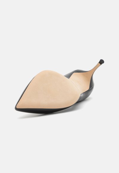 Pantofii cu toc înalt, de culoare neagră, cu vârf ascuțit, au partea superioară din piele netedă și talpa din suede natural, prezentând un toc îngust și un design minimalist.