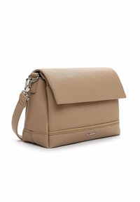Borsa a mano in pelle beige con forma strutturata, dotata di chiusura con patta, componenti in metallo argentato e tracolla removibile. Superficie testurizzata.