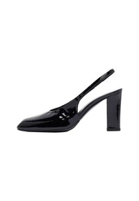 Zapato de charol negro tipo slingback con puntera afilada y tacón bloque sobre fondo blanco.