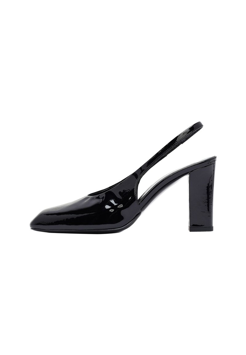 Zapato de charol negro tipo slingback con puntera afilada y tacón bloque sobre fondo blanco.