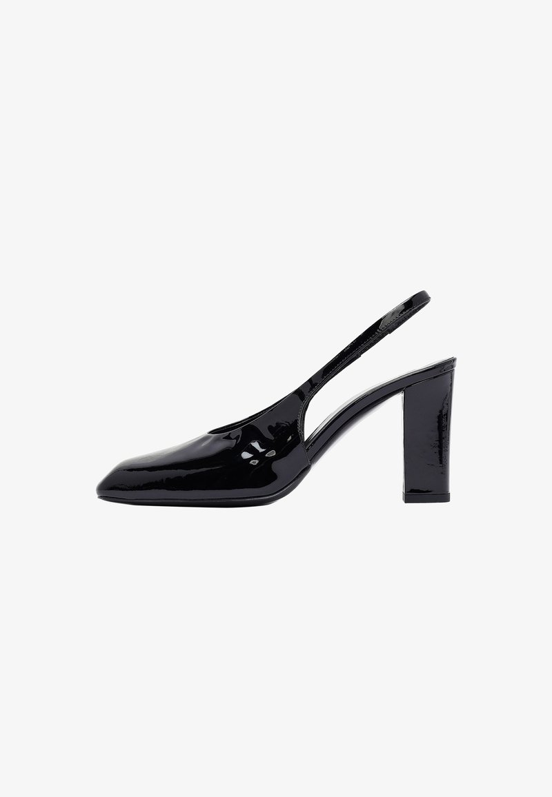 Escarpin slingback en cuir verni noir avec bout pointu et talon bloc sur fond blanc.