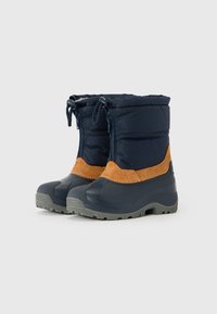 Bottes d'hiver pour enfant en bleu marine et marron avec des semelles en caoutchouc, des dessus en tissu isolant et des fermetures éclair sur un fond neutre.