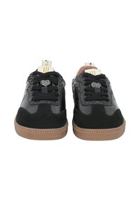 Sneaker nere con materiali misti: tomaia in sintetico liscio, dettagli in suede e texture lavorata. Presentano lacci prominenti e hardware a forma di cuore decorativo.