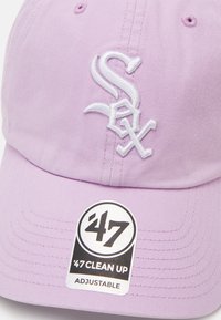 Casquette de baseball en coton lilas clair avec logo "Sox" brodé en blanc, visière cintrée et sangle ajustable. Comprend un autocollant '47 Clean Up.