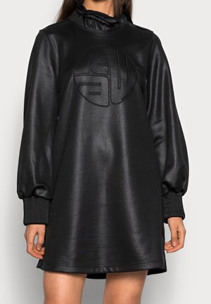 Schwarzes, glänzendes Minikleid mit hohem Kragen, langen Puffärmeln und gerippten Bündchen. Auf der Vorderseite befindet sich ein strukturiertes, rundes Logo.