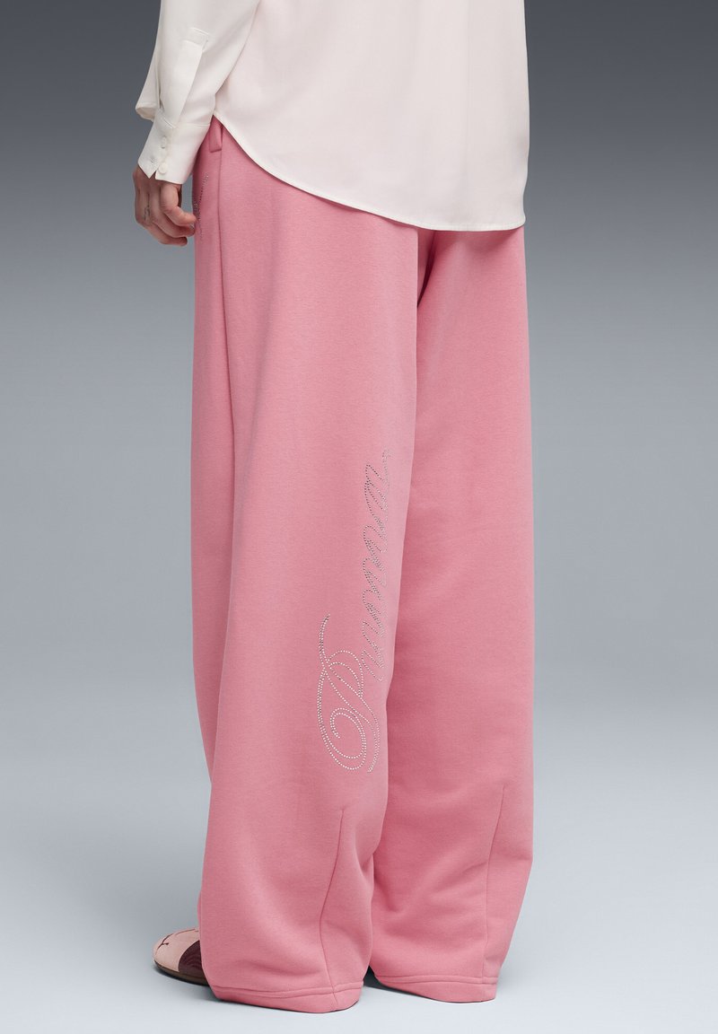 Puma GRAPHIC LEO LUXE BEDAZZLED SLOUCHY - Teplákové kalhoty - wild pink