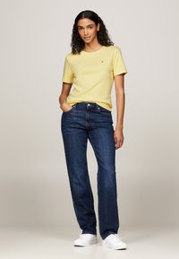 Tommy Hilfiger SLIM CODY - Triko s potiskem - lemon zest