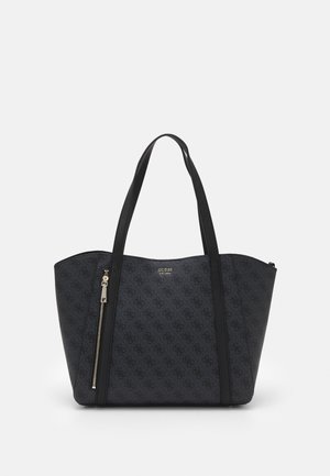 Sac cabas noir Guess avec double poignée, motif monogramme sur toute la surface, poche zippée verticale à l’avant et texte du logo en haut au centre.