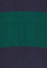 Tissu tricoté présentant des rayures horizontales bleu marine foncé et vert vif. La texture est lisse avec un motif de tissage régulier.