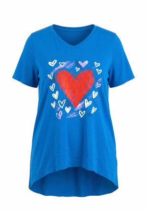 Maglietta blu con scollo a V e grande cuore rosso al centro, circondato da cuori più piccoli bianchi e viola e accenti a pennellate.