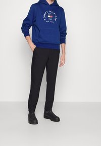 Tommy Hilfiger Felpa con cappuccio - royal blue