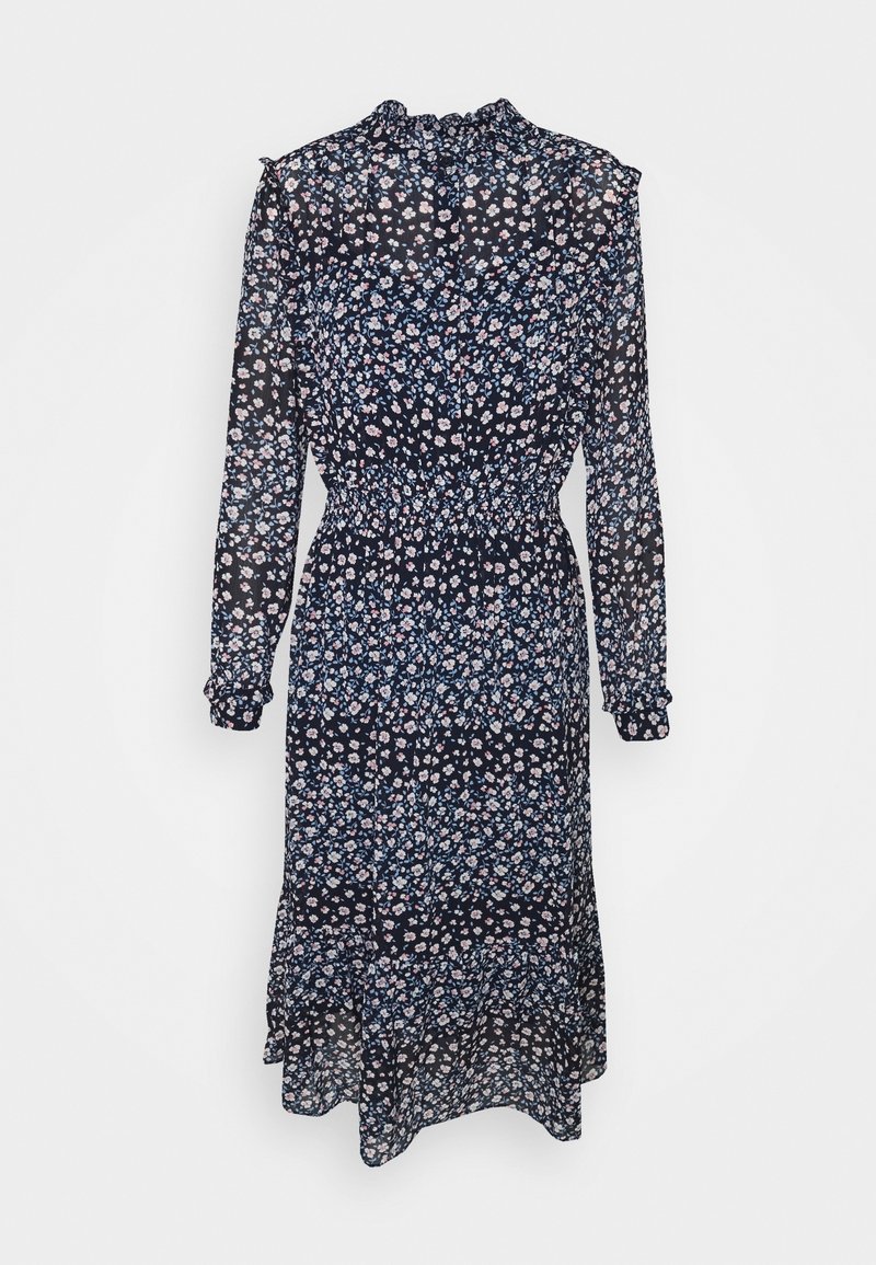 Granatowa sukienka w kwiaty z długimi rękawami, falbaniastym, wysokim dekoltem, elastyczną talią i warstwowym, przezroczystym dołem. Całość pokryta małym wzorem kwiatowym.