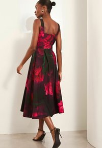 Lipsy SQUARE NECK PROM SKATER PETITE - Rochie de zi - red floral