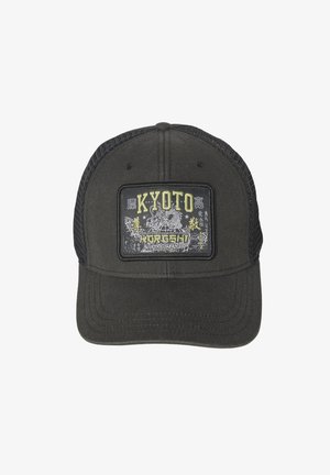 Gorra con malla negra en la parte trasera y parche frontal que presenta el texto "KYOTO", caracteres japoneses y un gráfico de dragón con acentos en amarillo y blanco.