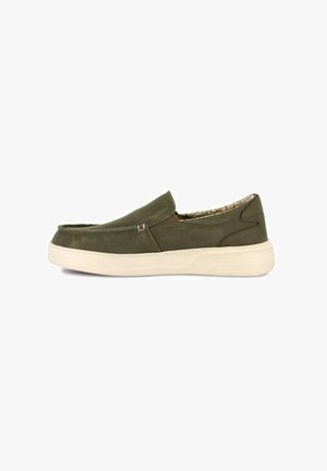 Scarpa casual verde oliva senza lacci con suola in gomma bianca e fodera interna con motivo, mostrata di profilo su sfondo bianco.