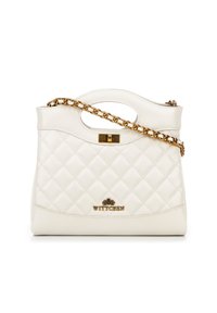 Witte gequiltte handtas met een gouden kettingriem, voorzien van een handvat uitsparing en een gouden sluiting, met een merklogo aan de voorkant.