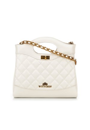 Witte gequiltte handtas met een gouden kettingriem, voorzien van een handvat uitsparing en een gouden sluiting, met een merklogo aan de voorkant.