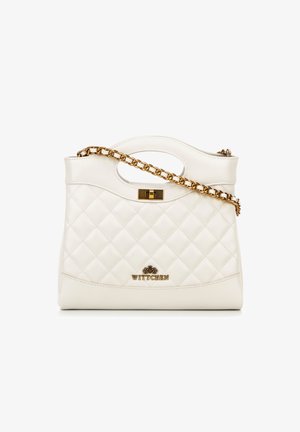 Weiße gesteppte Handtasche mit einer goldenen Kettenriemen, ausgestattet mit einem Griff-Ausschnitt und einem goldenen Verschluss, mit Markenlogo auf der Vorderseite.