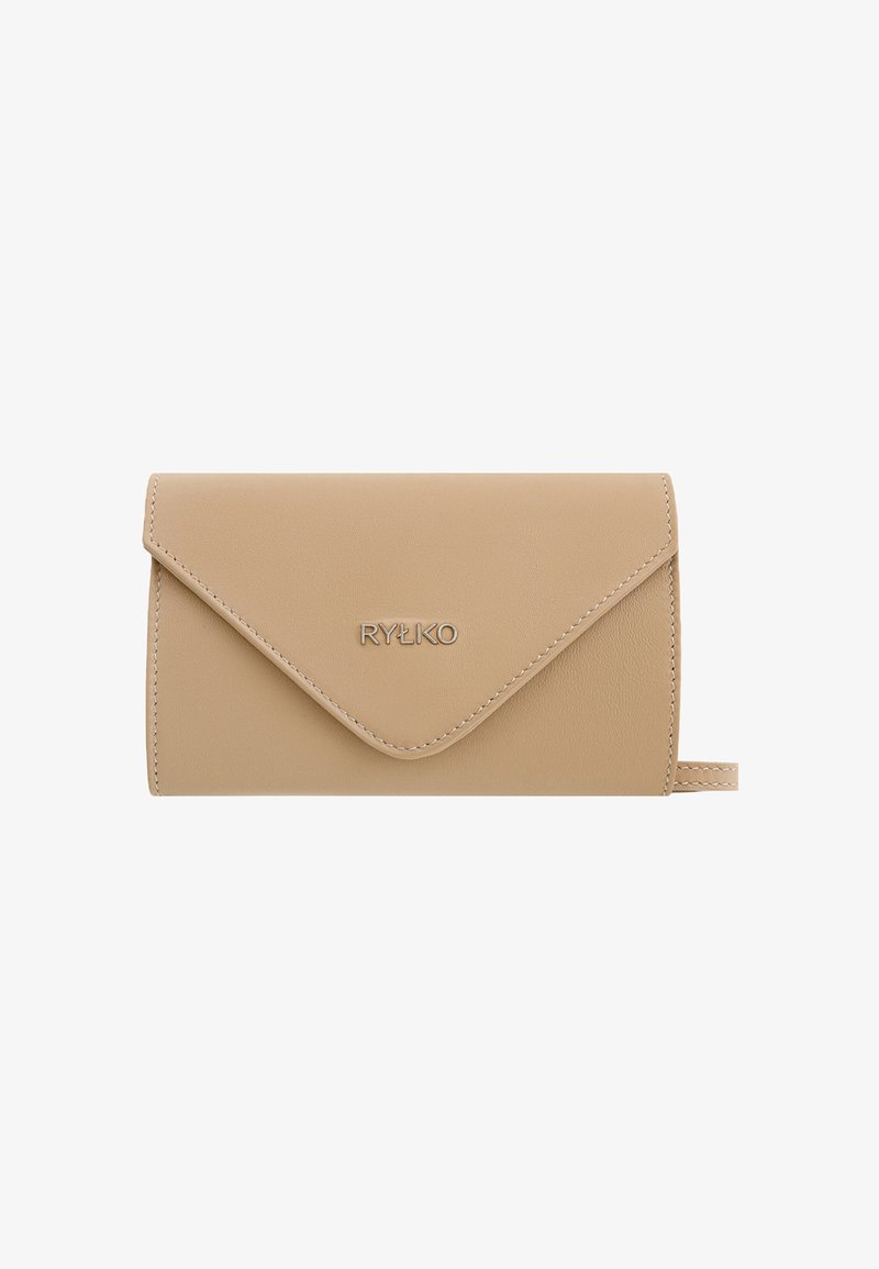 Portefeuille en cuir beige avec rabat de style enveloppe, logo embossé et bords soigneusement cousus ; présente une forme fine et rectangulaire.