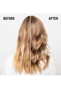 Jämförelse av hårförvandling: vänster sida visar rakt, skadat blont hår; höger sida visar vågigt, voluminöst, friskt utseende blont hår.