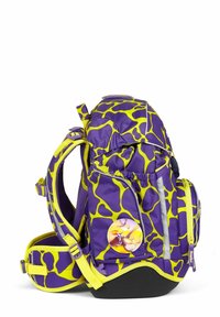 Zaino viola con motivo astratto giallo. Caratteristiche includono spallacci imbottiti, tasche laterali e un distintivo circolare sul davanti. Tessuto resistente.