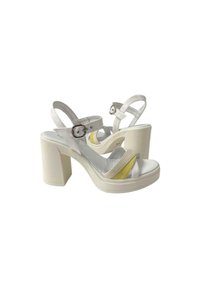 Sandali platform bianchi con finitura lucida, dotati di cinturino alla caviglia, dettaglio fibbia e accento giallo sul cinturino delle dita.