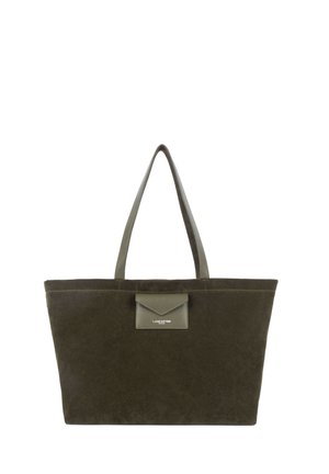 Sac cabas en daim vert olive foncé avec deux bretelles d'épaule et une petite poche avant en forme d'enveloppe portant l'étiquette Lancaster Paris.
