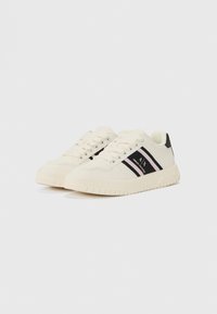 Sneakers med en off-white lær overdel, sorte og rosa striper, gummisåle og avrundet tå; har snøring og polstret krage.