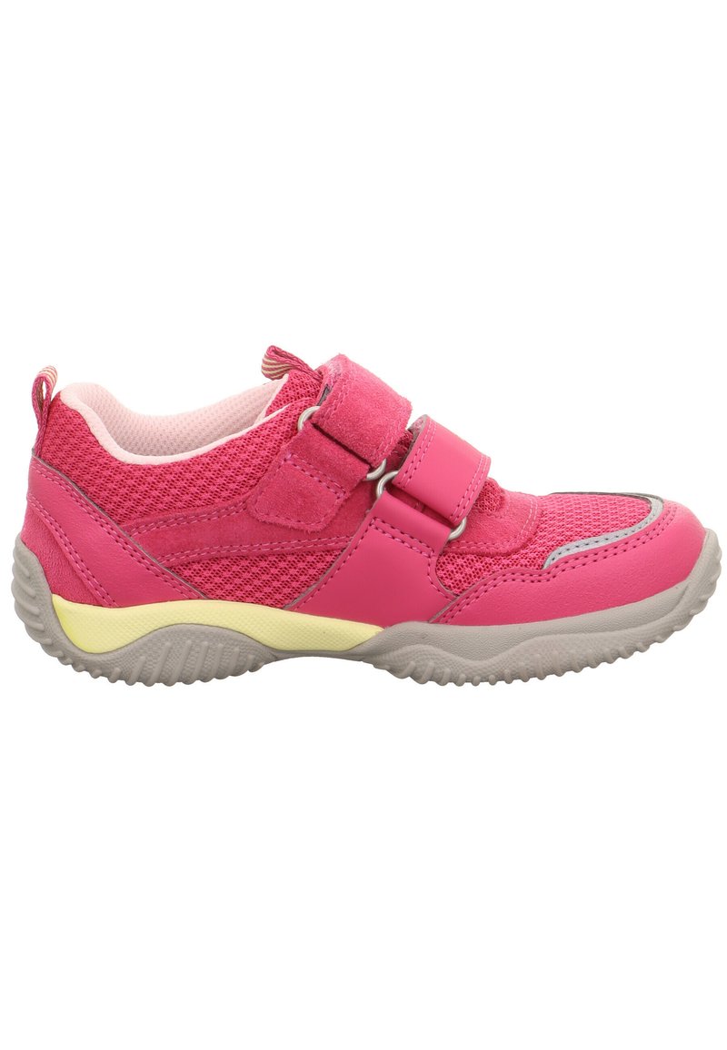 Rosa Kindersneaker aus Mesh-Gewebe, mit zwei verstellbaren Klettverschlüssen und einer grauen Gummisohle mit gelbem Mittelsohlen-Detail.