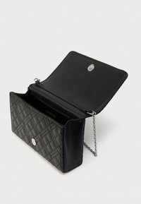 Μαύρη καπιτονέ τσάντα ώμου με ασημένιο κλείσιμο με πατητό κουμπί και αλυσίδα λουρί. Διαθέτει επένδυση από λείο δέρμα και ορθογώνιο σχήμα.