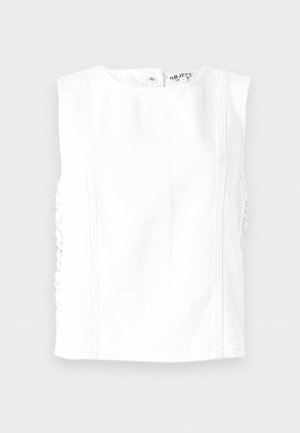 Haut sans manches blanc avec un col rond, des coutures verticales décoratives et des côtés en tissu froncé, posé à plat sur un fond clair.