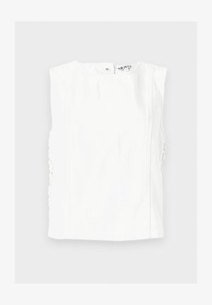 Valkoinen hihaton paita pyöreällä pääntiellä, pystysuuntaisilla sauma-ajoilla ja laskostetuilla sivuilla, aseteltu tasaisesti vaalealle taustalle.