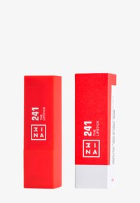 Rode lippenstift in een matte rode tube, met gedurfde witte tekst. Inclusief een rechthoekig verpakkingsontwerp met een strakke afwerking en duidelijke branding.