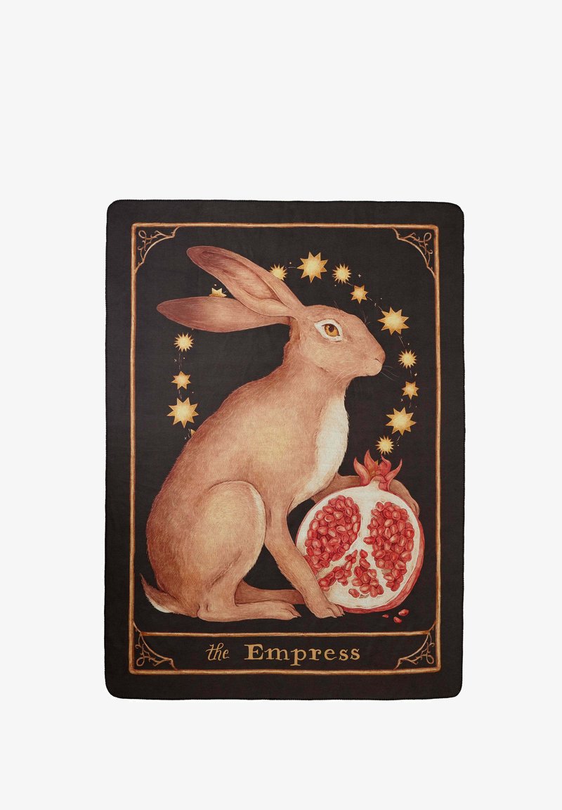 Vlnená deka s detailnou ilustráciou hnedého zajaca vedľa granátu, na čiernom pozadí so zlatými akcentmi.