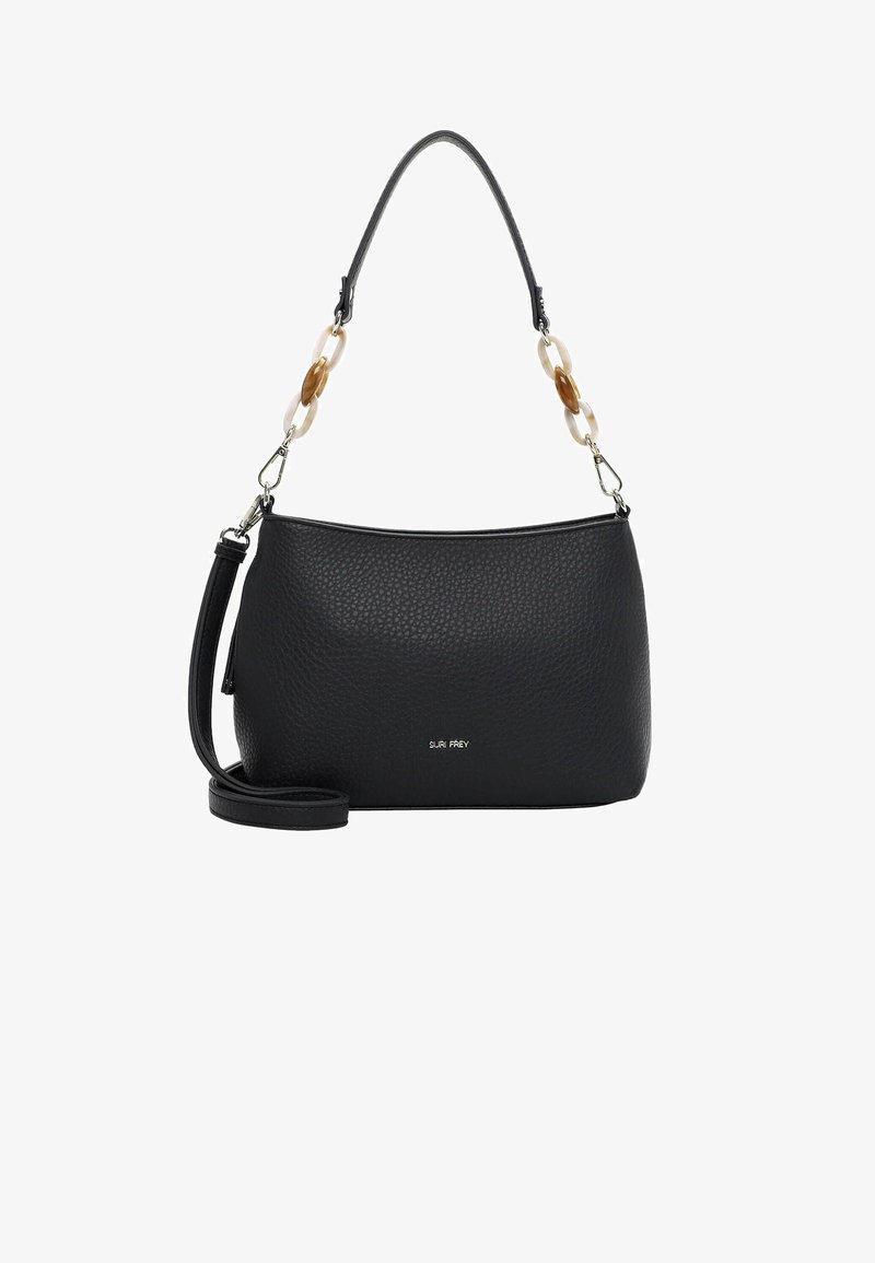 Czarna torebka ze skóry o fakturze, o zaokrąglonym kształcie, z łańcuszkowym akcentem na pasku oraz odpinanym paskiem na ramię.