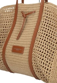 Geweven beige tote bag met een textuurdesign en leren accenten. Beschikt over een gestrikte sluiting en een rechthoekig leren merklabel.