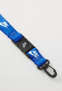 Nike Sportswear CLUB STANDARD LANYARD UNISEX - Klíčenka - game royal/white