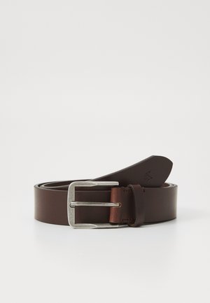 Cinturón de cuero marrón con hebilla de metal plateado. Textura suave y diseño plano, con un acento de marca cerca de la hebilla.
