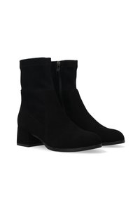 Sorte ruskindsankleboots med blokhælhæl, sidezipper, rund tå og elastiske sider for en tætsiddende pasform.