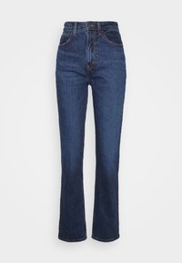 Jeans de mezclilla de denim azul oscuro con una cintura alta, diseño de pierna recta, estilo de cinco bolsillos y costuras en contraste. Cierre clásico de botón y cremallera.