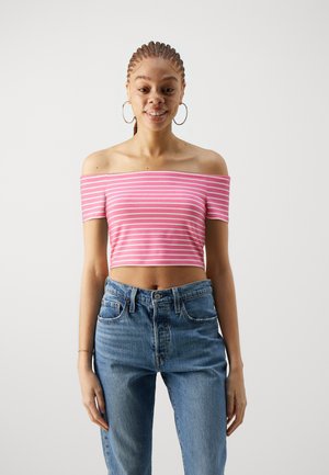 PCDYLLI OFF SHOULDER - Trükipildiga T-särk - pink carnation/bright white