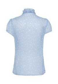 Helle blaue Bluse mit kurzen Ärmeln und einem Rüschenausschnitt, mit einem floralen Muster in Weiß und einem weichen, strukturierten Stoff.