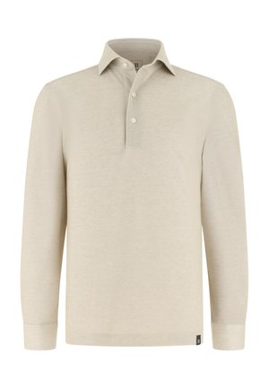 Beige langärmeliges Poloshirt mit Kragen, Dreiknopf-Leiste und einem kleinen schwarzen Etikett nahe dem Saum auf der linken Seite.