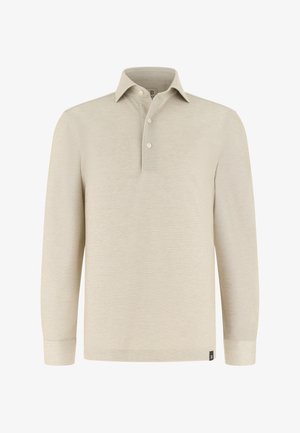 Polo beige à manches longues avec col, patte de boutonnage à trois boutons et une petite étiquette noire près de l'ourlet sur le côté gauche.