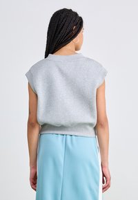 Nike Sportswear V NECK - Pamata T-krekls - grey heather/sail