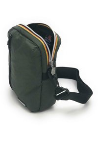 Borsa a tracolla verde in nylon con apertura con zip, caratterizzata da strisce di accento rosse, gialle e bianche, tracolla regolabile e etichetta K-Way.